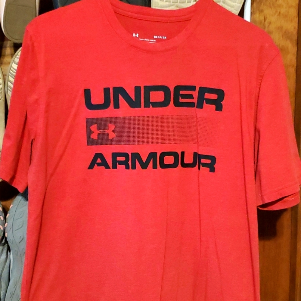 Men's size small Under Armour Tee
